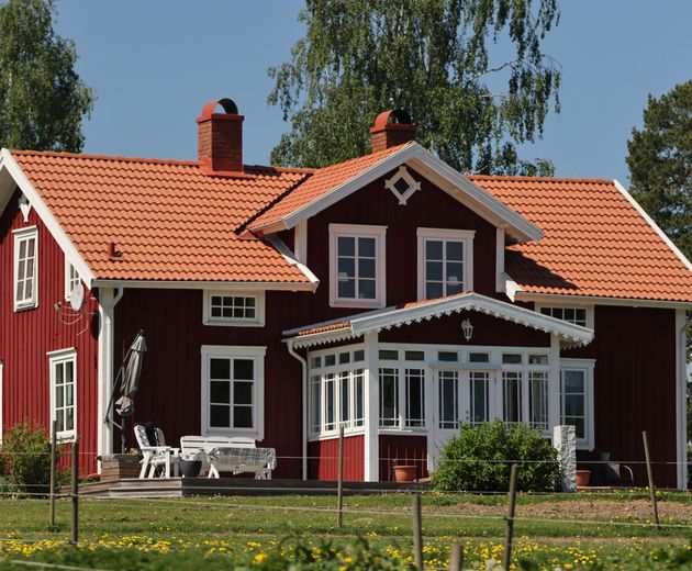 Professional painters working on home exterior in Orléans